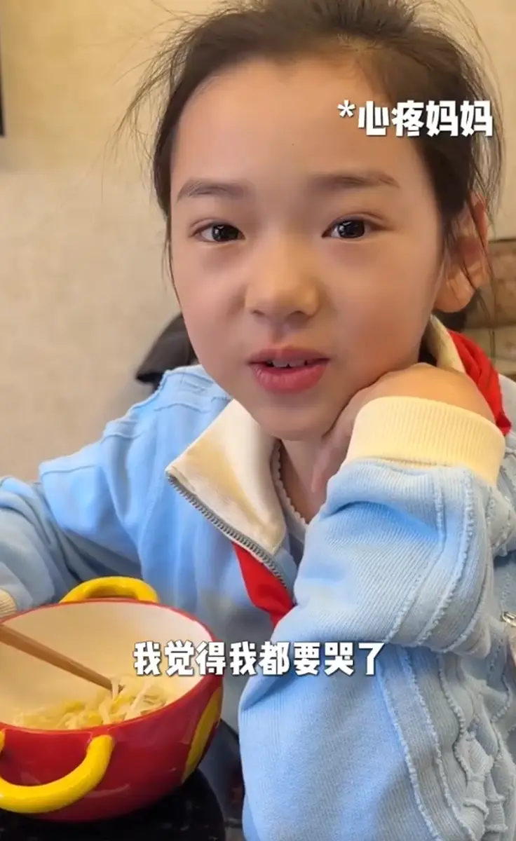 董璇晒小酒窝追剧日常说到动情处落泪让人心疼