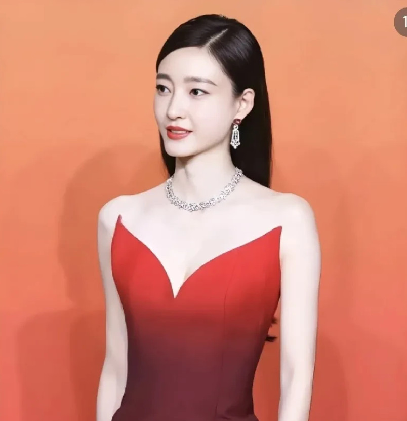 难怪王丽坤会去演短剧。据短剧圈人士透露，如今短剧演员业内报价2-4万