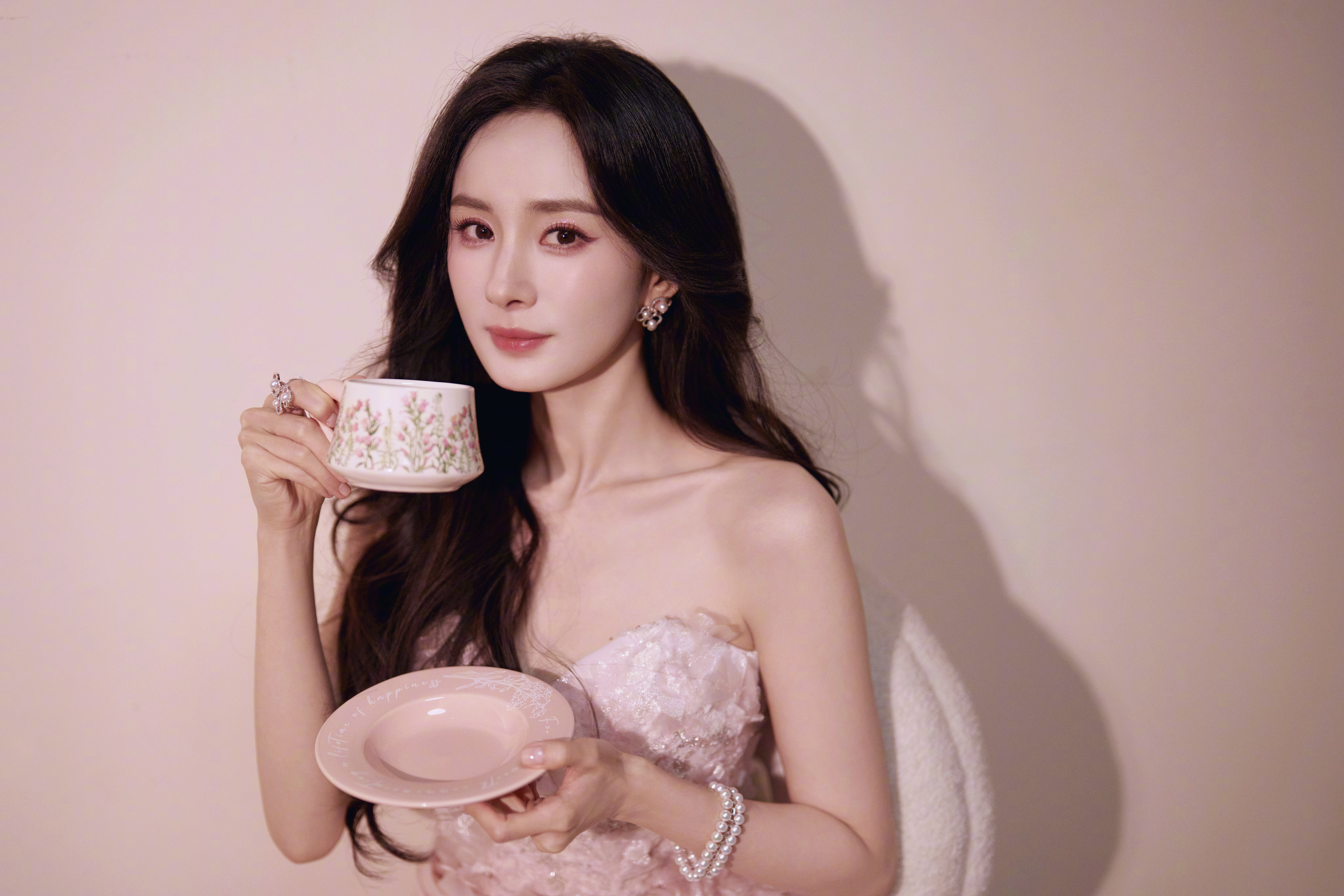 杨幂眼尾那点懒意，比碎钻更勾人。