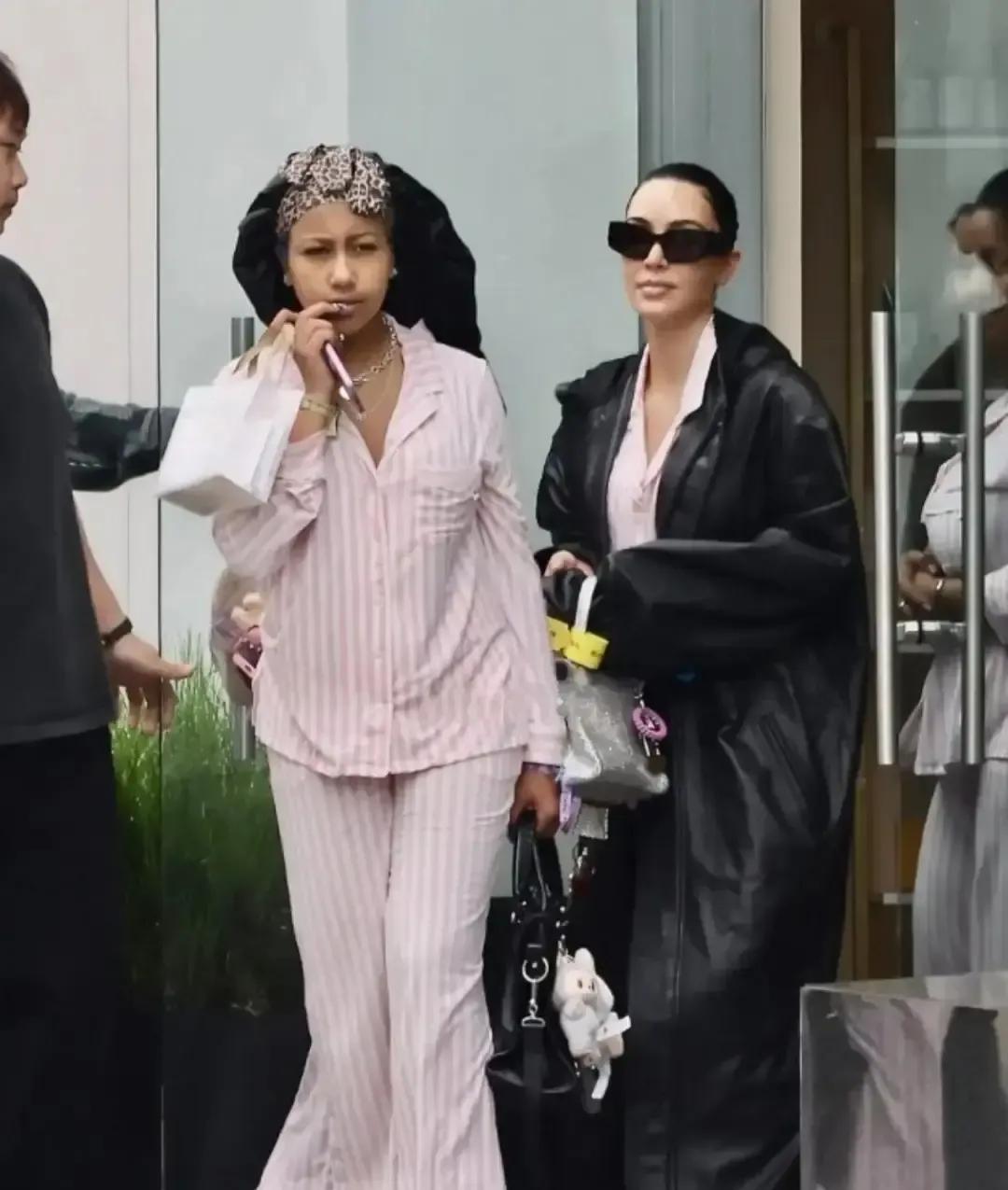 金·卡戴珊把12岁的North带进洛杉矶那家私密美容院，照片里小姑娘躺平敷面膜，