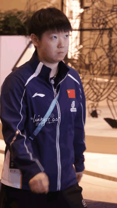 莎头去参加抽签仪式的步伐吸引了众网友！今天中午莎头从酒店出发，参加抽签仪式，俩