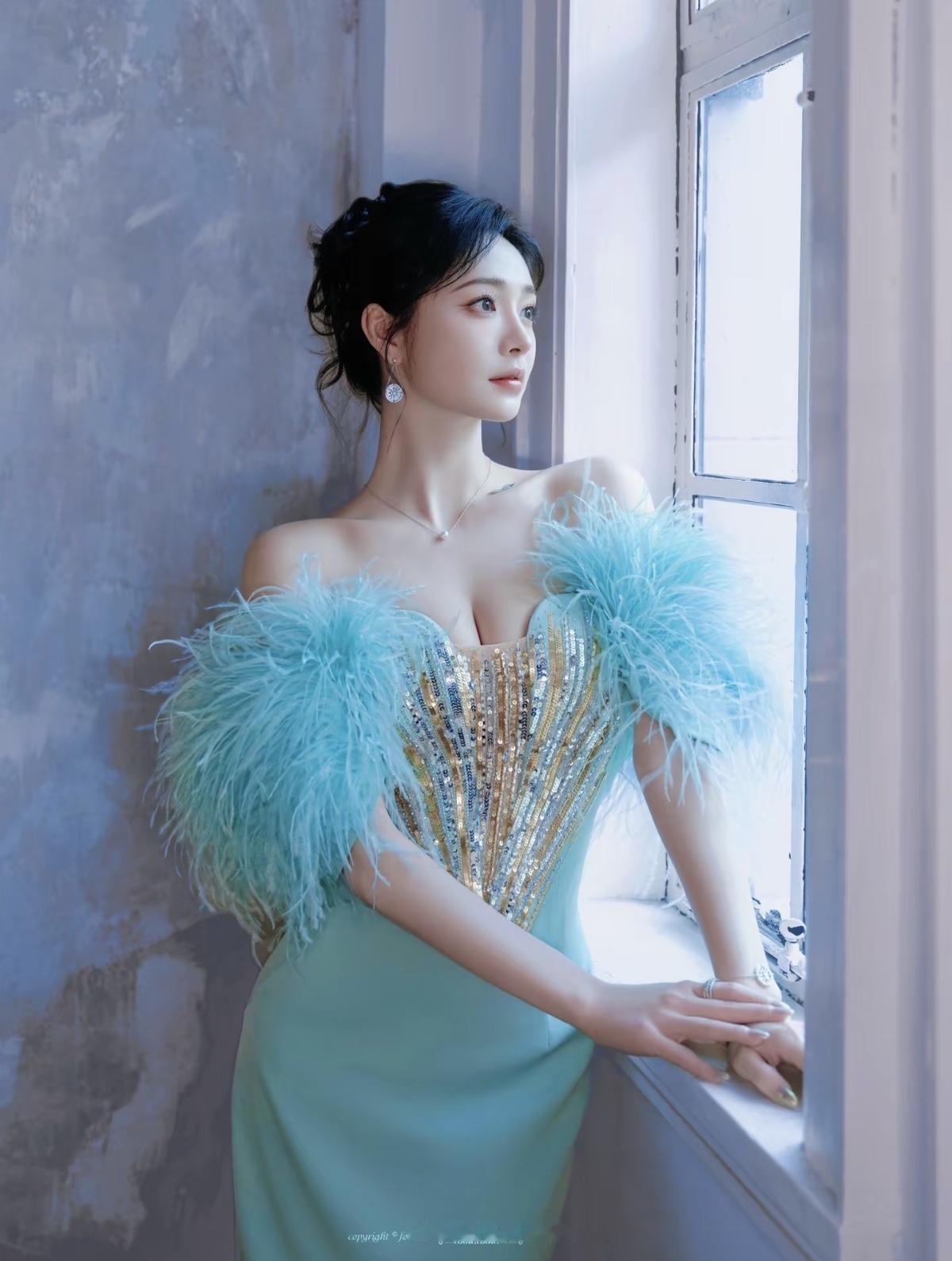  舞台上是自带光芒的唱跳女王，镜头前是清冷又灵动的氛围感美人。周洁琼的美，是眼尾