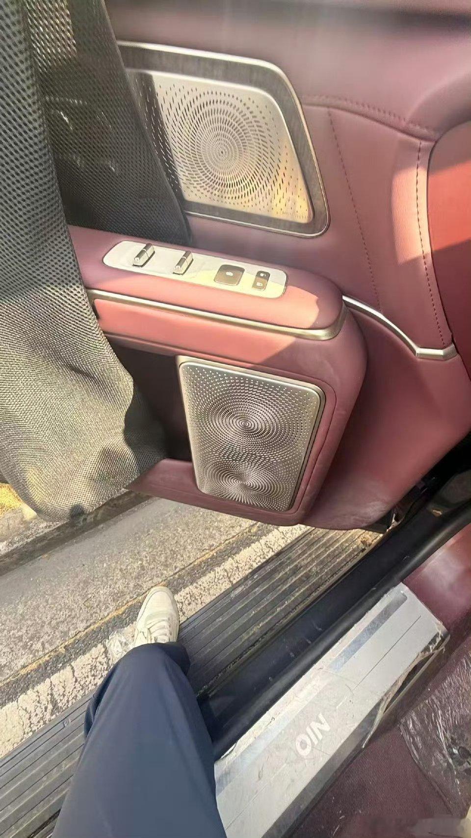 据说这是蔚来ES9从门的造型布局还有门槛踏板看真的和ES8很像蔚来es8降价到4