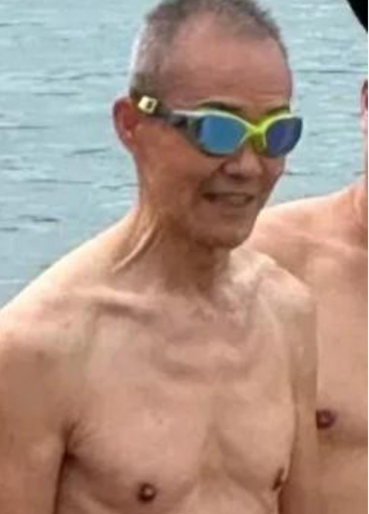 74岁王石游泳被偶遇，赤裸上身贴满胰岛素针头，满脸老态藏不住！娱乐