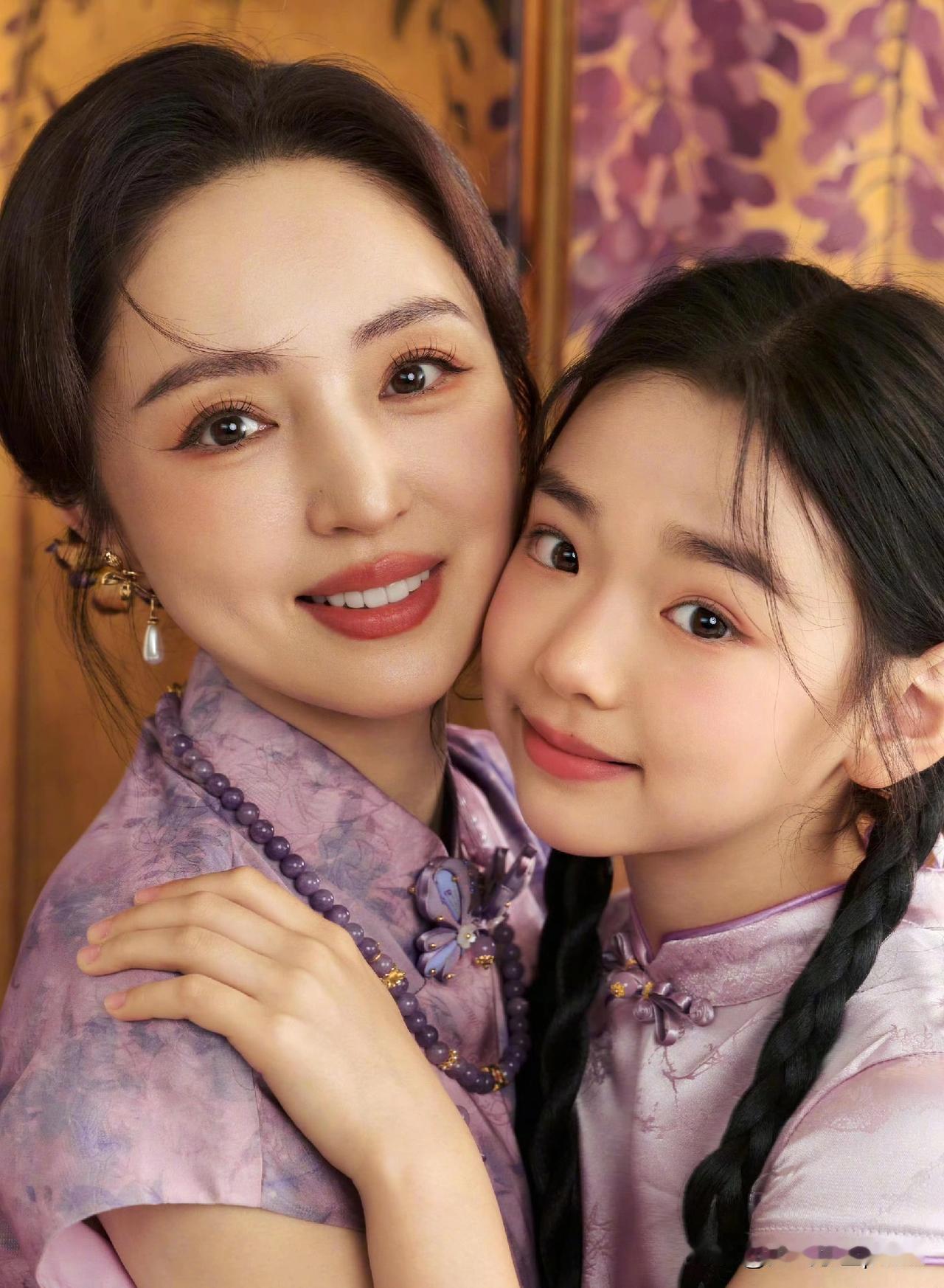 董璇这身材绝了，紫色旗袍穿得又仙又优雅，小酒窝更是萌翻了，完全继承了妈妈的好基因