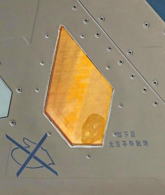 歼-20的座舱玻璃，不是玻璃，是命。零下65度冻裂过，550度烤过，核爆电磁脉冲