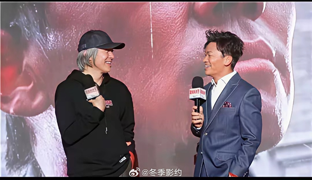 周星驰问王宝强:你说，我爱你和我养你有啥区别？王宝强:我养你就是给你饭吃。然后挠
