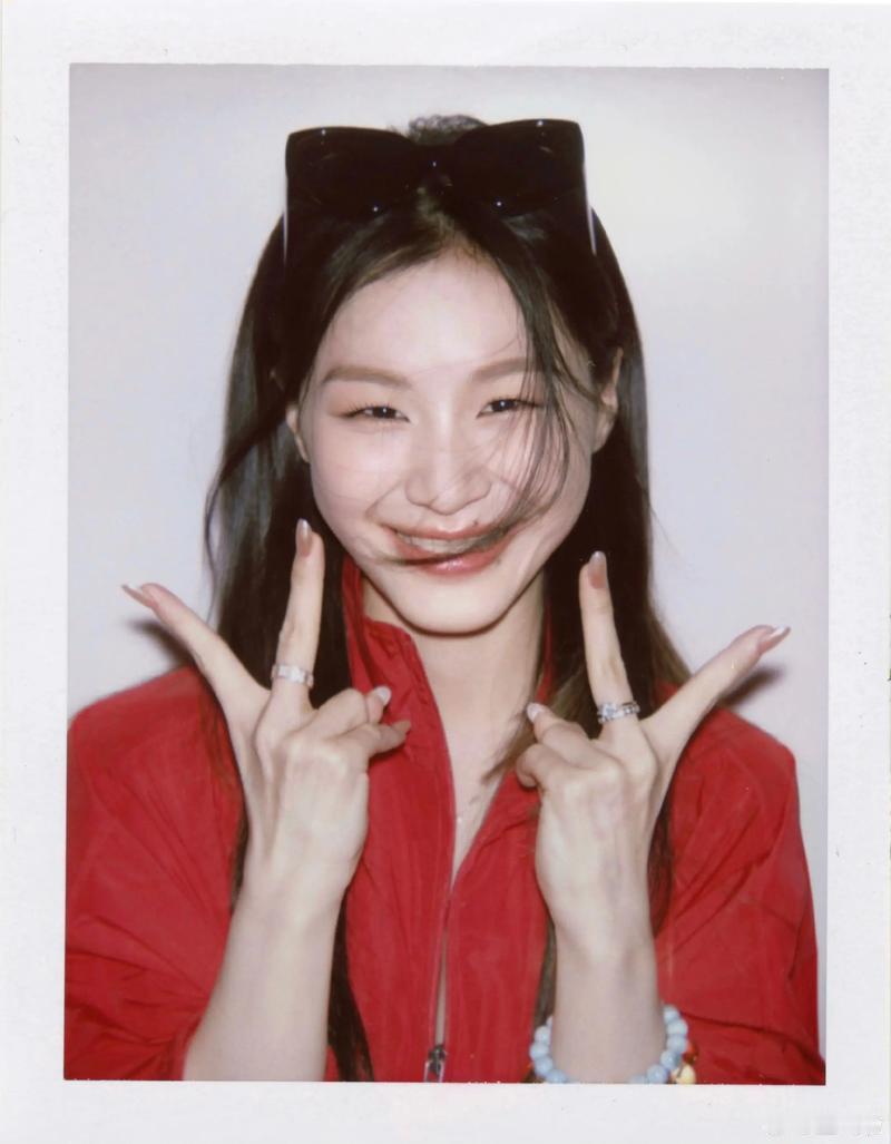 王家卫秦雯录音的唯一受益者，估计就是金靖了！她一定做梦都没想到，墨镜王和秦雯的