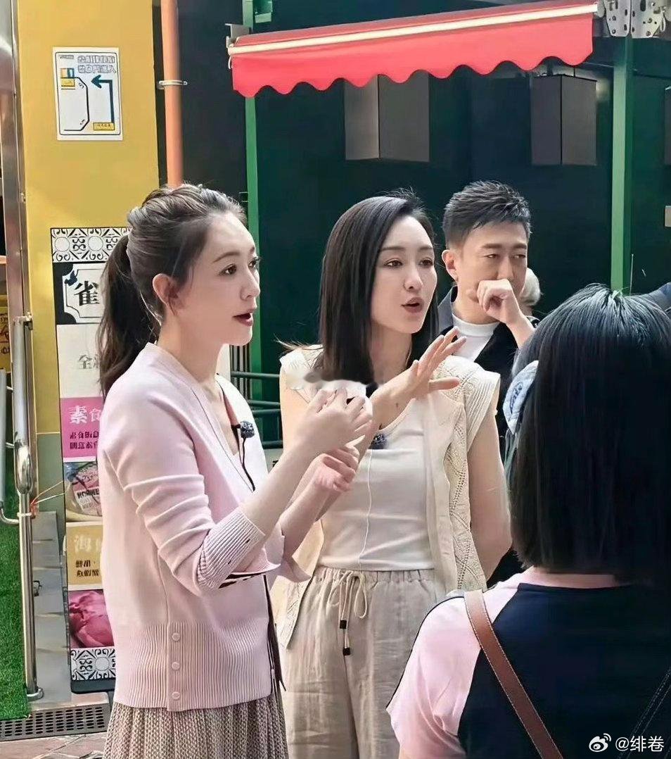 王鸥和李小冉现实中长这样…果然不是谁都能做成女明星的