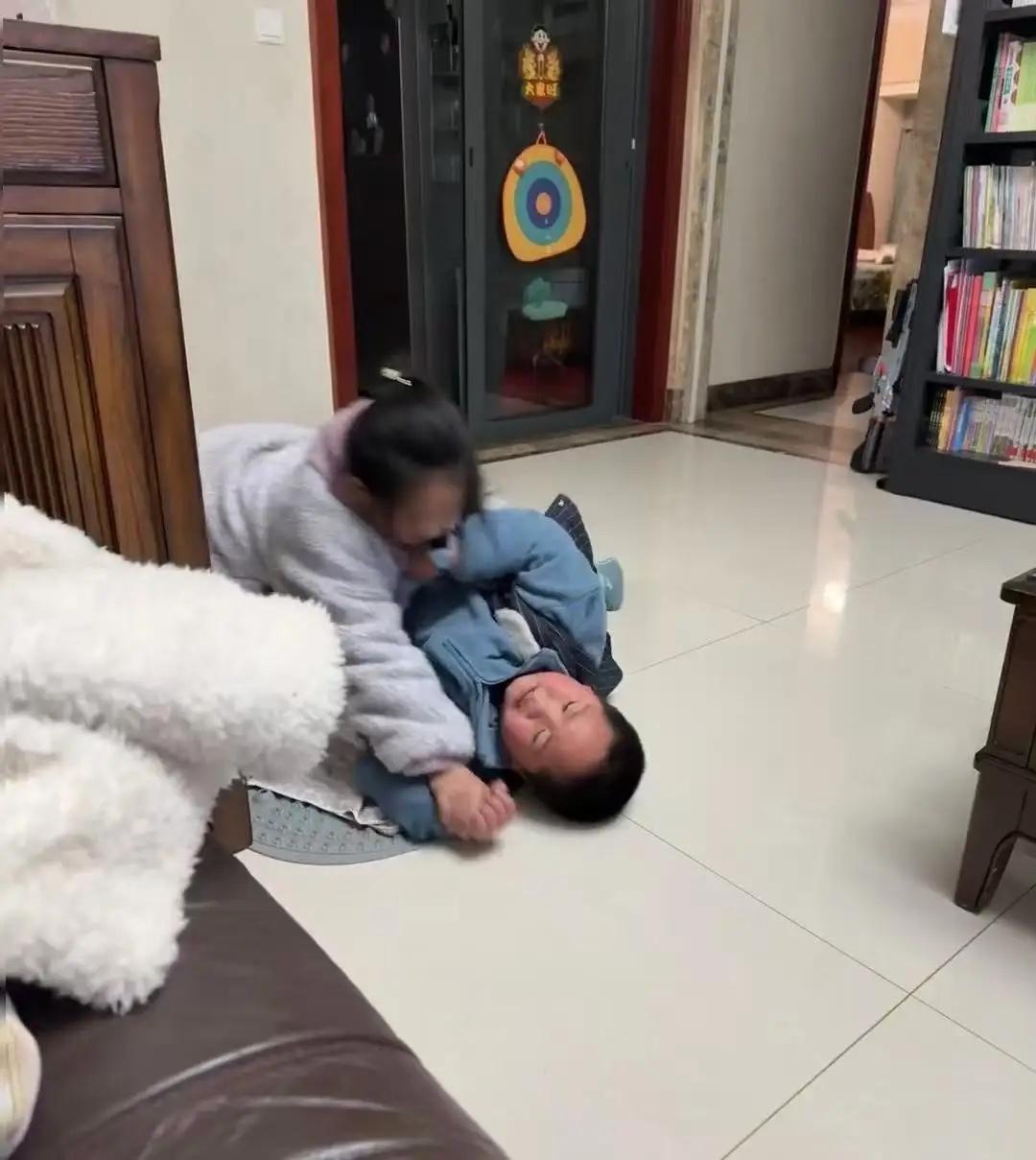 再不开学，我要疯了！昨天因为看电视，孙女骂弟弟“你奶奶的”，孙子回嘴骂姐姐“你爷