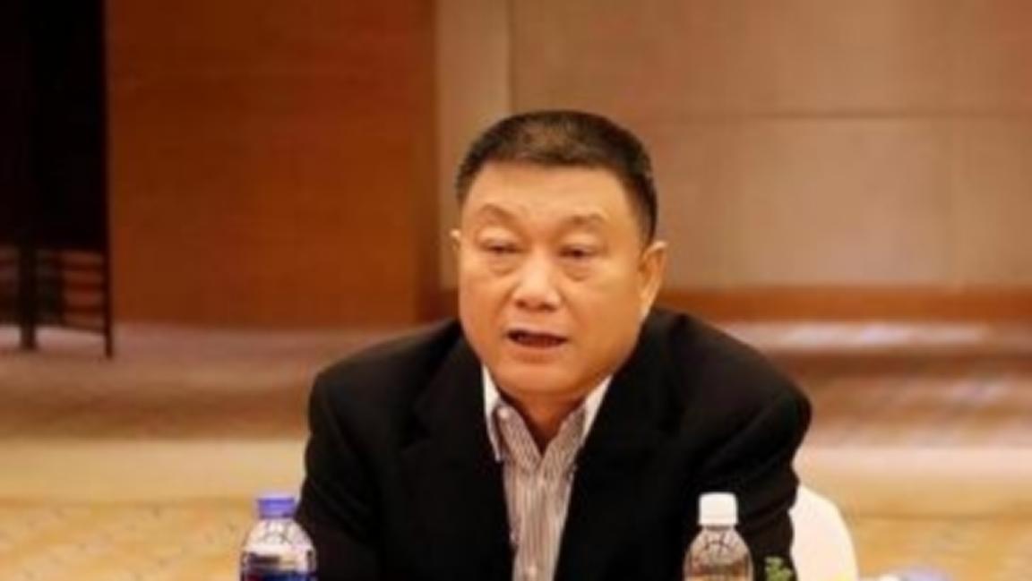 1989年，乌鲁木齐市的一小伙子不顾家人反对，以8万块的天价租下废弃电影院。朋友