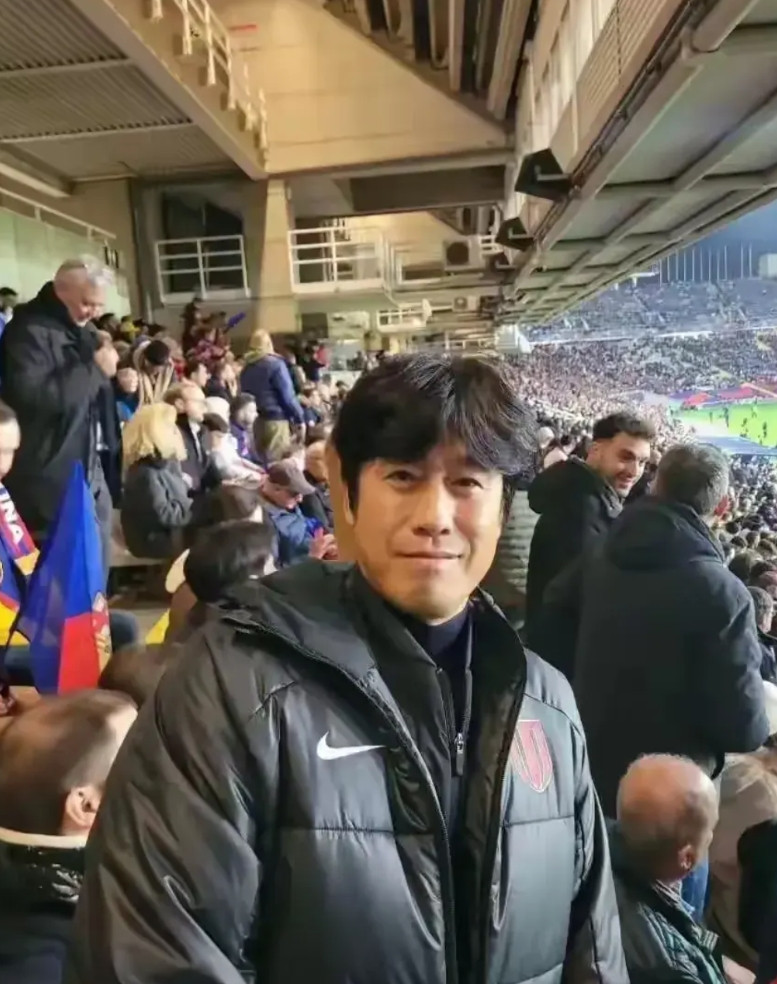 徐正源的职业操守挺值得说道。他不像南基一固执，也没像崔康熙摆烂，即便妻子外网发表