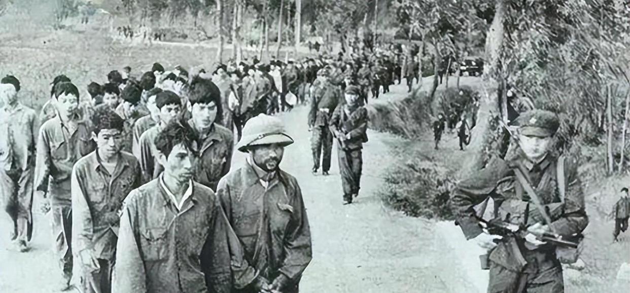 越南整我军战俘最狠的招数：比关狗笼还惨，比死都难受，铁笼子不到一平米，人蜷在里面