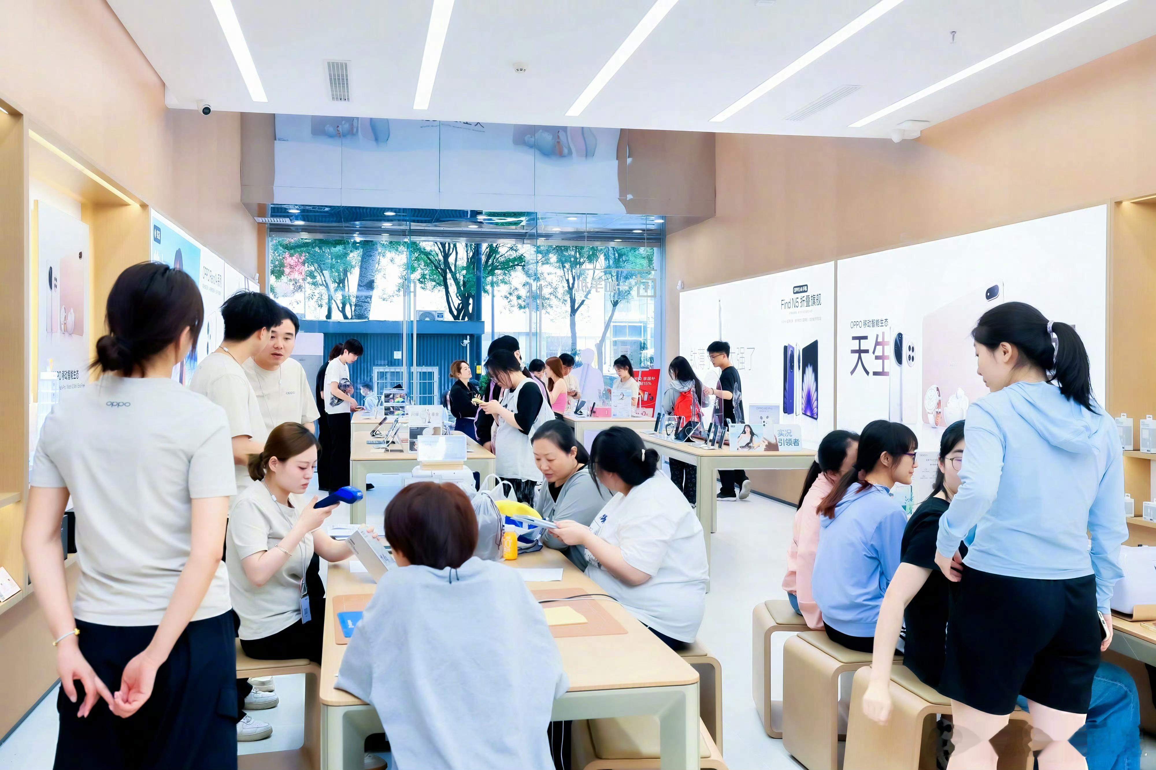 OPPOReno14系列火热预售中，看来小姐姐们还是很喜欢的[大笑]​​​