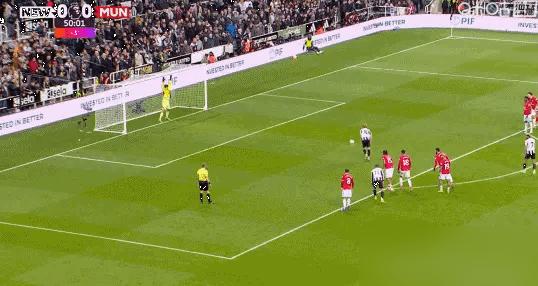 曼联这球踢得真让人想砸电视。多打一人竟然被绝杀，卡里克11场不败的金身，就这么被