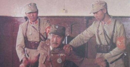 1938年1月24日，韩复榘在关押的小楼被特务枪杀。蒋介石训斥戴笠：“怎么向头部