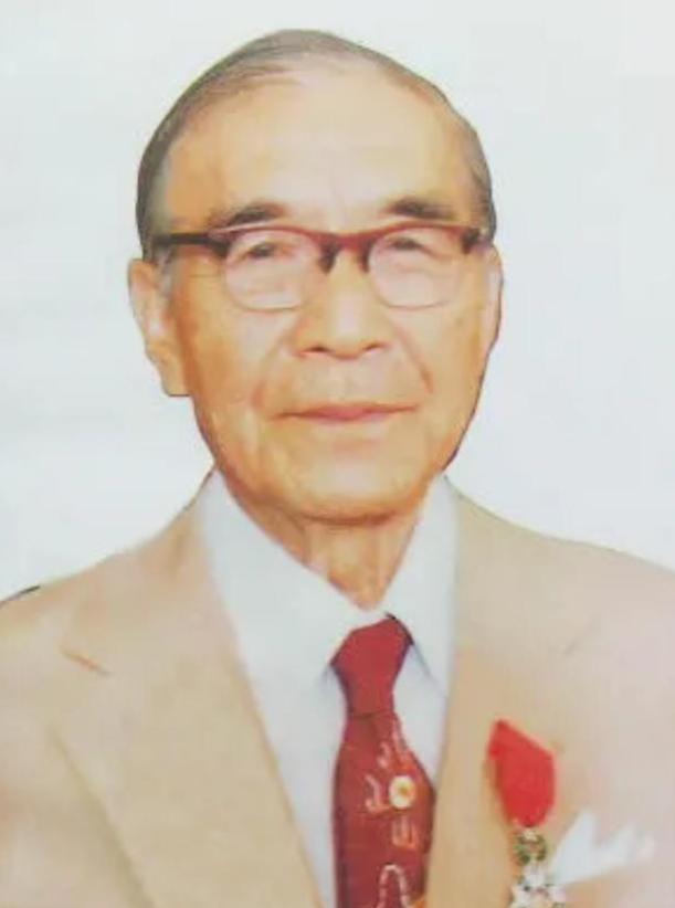 有天，85岁的邝安堃喝迷糊了，把家里23岁的小保姆当成了自己老婆。保姆没有反抗，