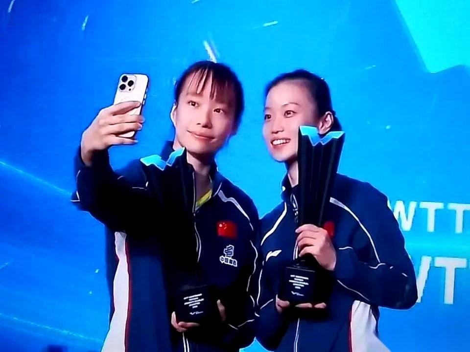 太原挑战赛的女双颁奖台，镜头一下子对准了四张脸。冠军那边，石洵瑶和韩菲儿笑得像