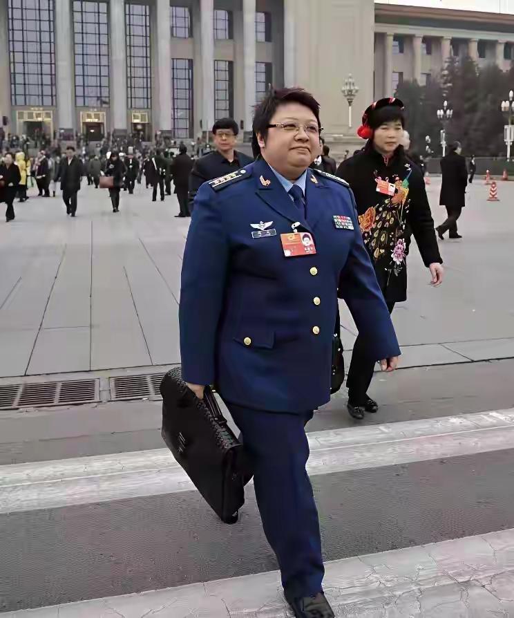 天呐怎么看着有点面熟？这派头是什么大人物？