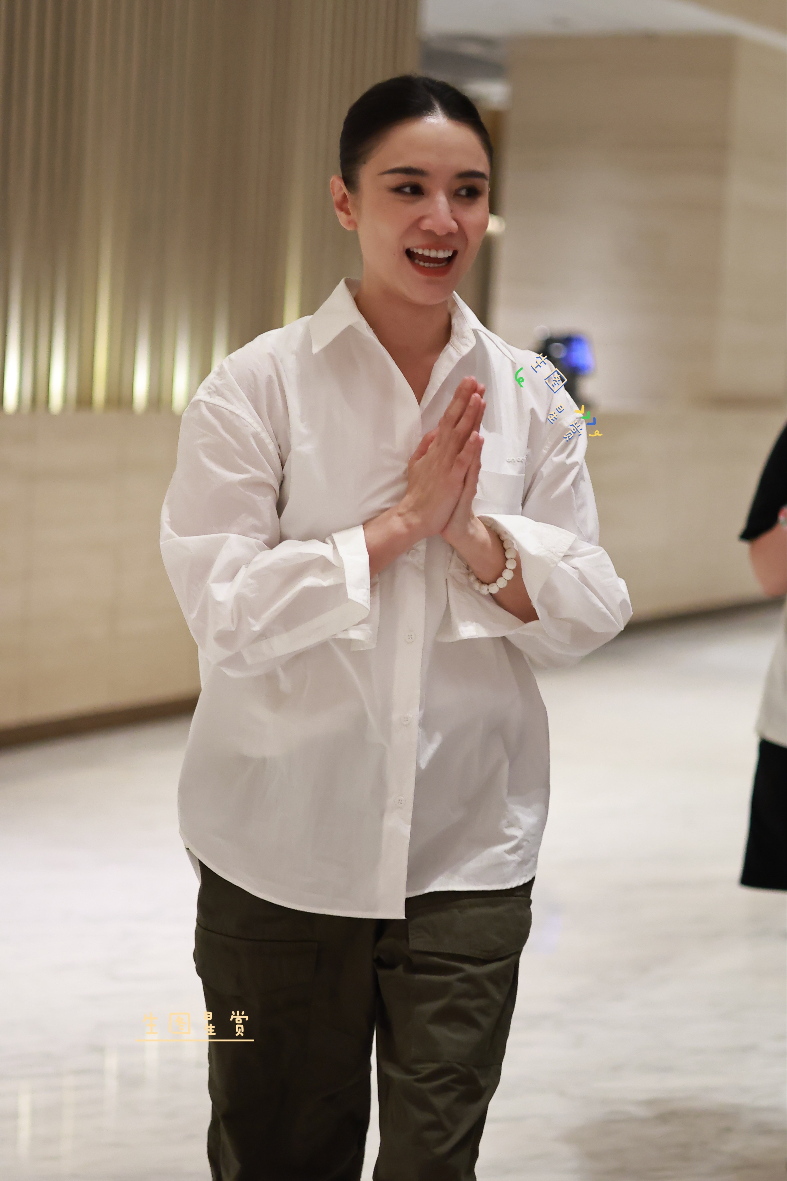 女明星白玉兰下班路透：宋佳、蒋欣、杨紫、关晓彤、张曦雯✨✨上海电视节​​​