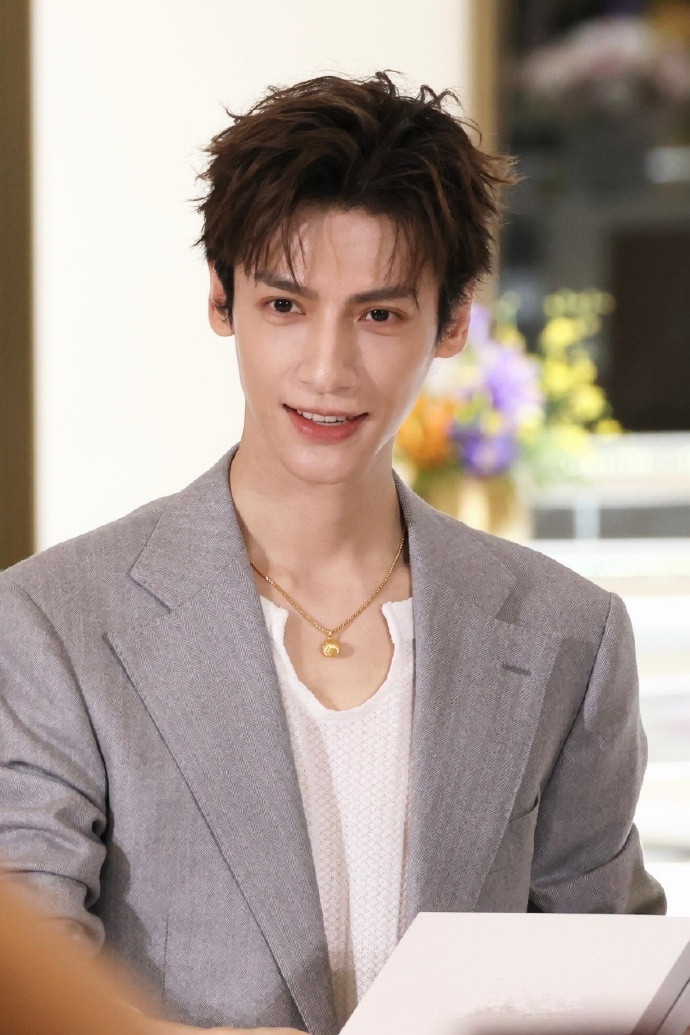 比生菜还生的罗云熙生图，这个颜值真的太能打了！​​​