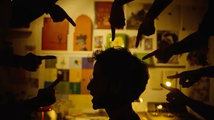 很多人可能都有过这样一个瞬间。刷短视频刷着刷着，你会突然产生一种非常确定的感觉：