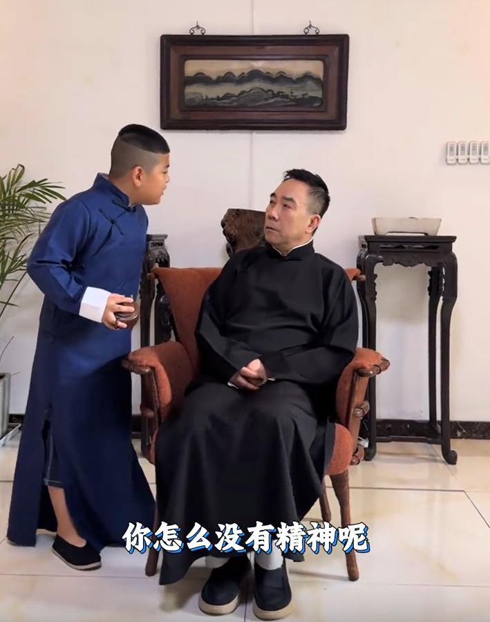 杨议离开郭德纲，流量至少减一半，不对，是减一大半。最近，更是除了在直播间聊老