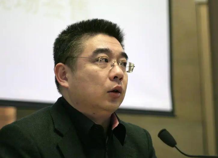 复旦大学教授钱文忠称：我国的社会已经开始面临严重的问题，严重到让诚实守信，一诺千