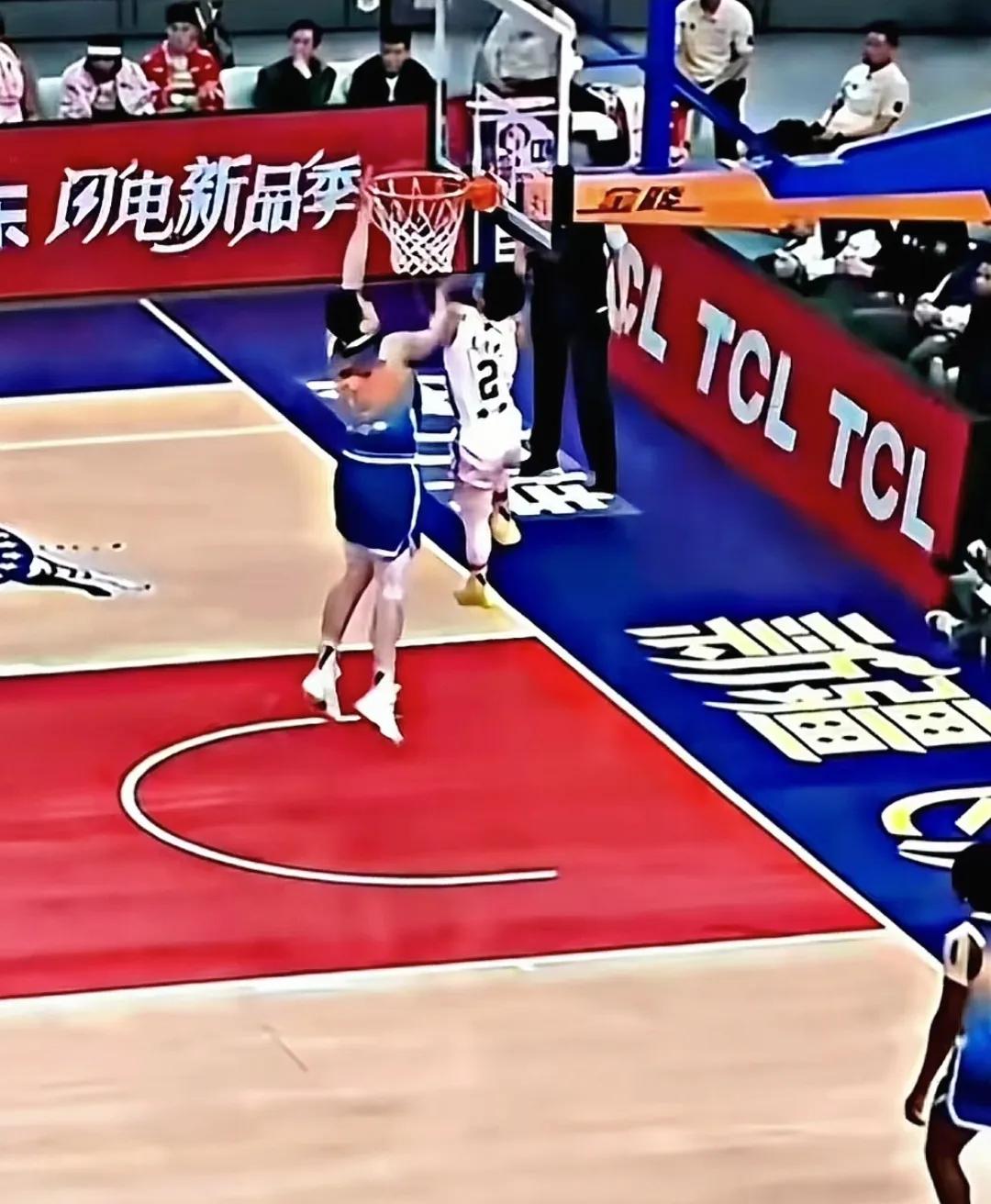 徐杰与李炎哲。李:昔日阴影今尤在，我说徐中锋，又要来盖帽我也。徐:嘿嘿，不好