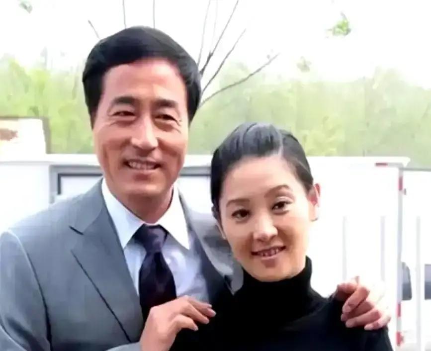 徐帆在电影节上突然给杨玏鞠了个九十度的躬，台下观众都愣了。原来三十年前他爸杨