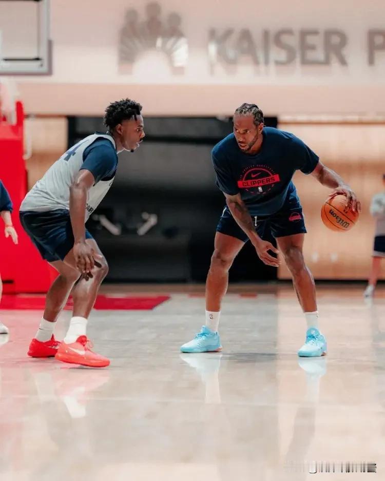 下面是一条关于快船巨星伦纳德的重磅好消息！明天快船将会在客场迎来和湖人的焦点大战