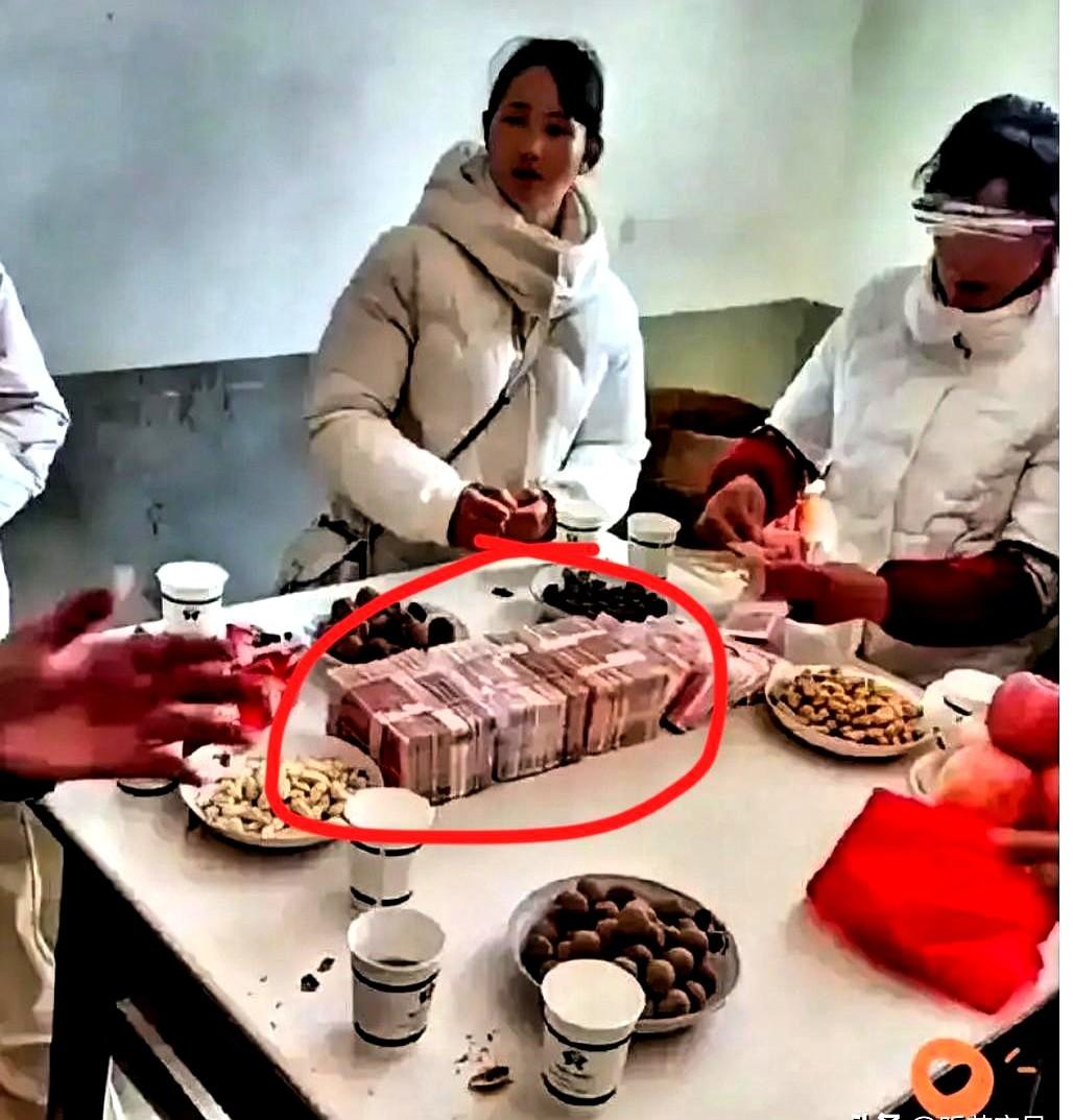 江西九江，一对情侣准备结婚，男方筹齐38.8万彩礼。接亲那天，男方父亲开车把新