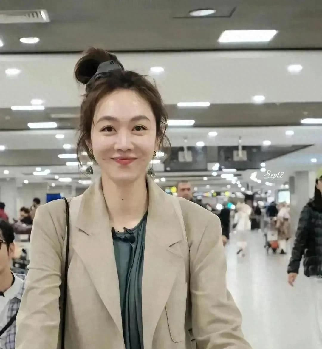 路人镜头里39岁的姜妍，眼袋明显皱纹但整体颜值身材没得说。