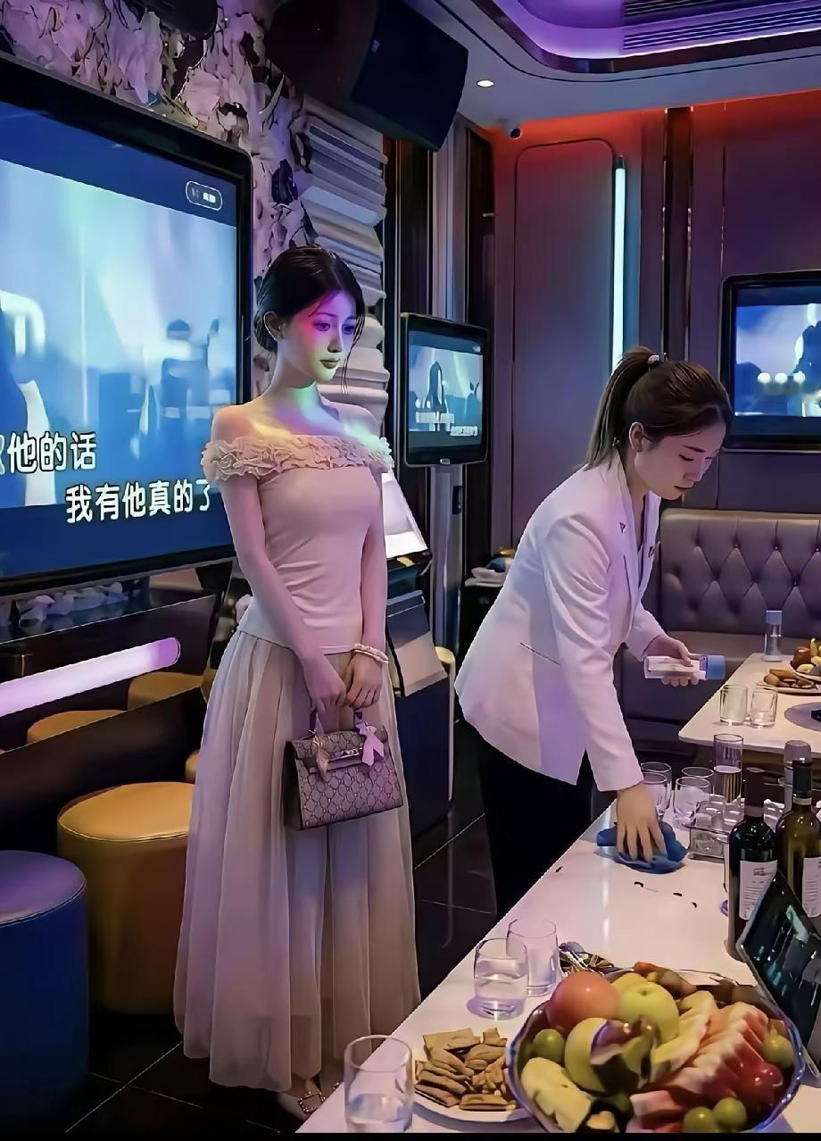 有朋友问，那么漂亮的女孩，为啥要在商k上班？我告诉他，如果你去问，人家一定会说