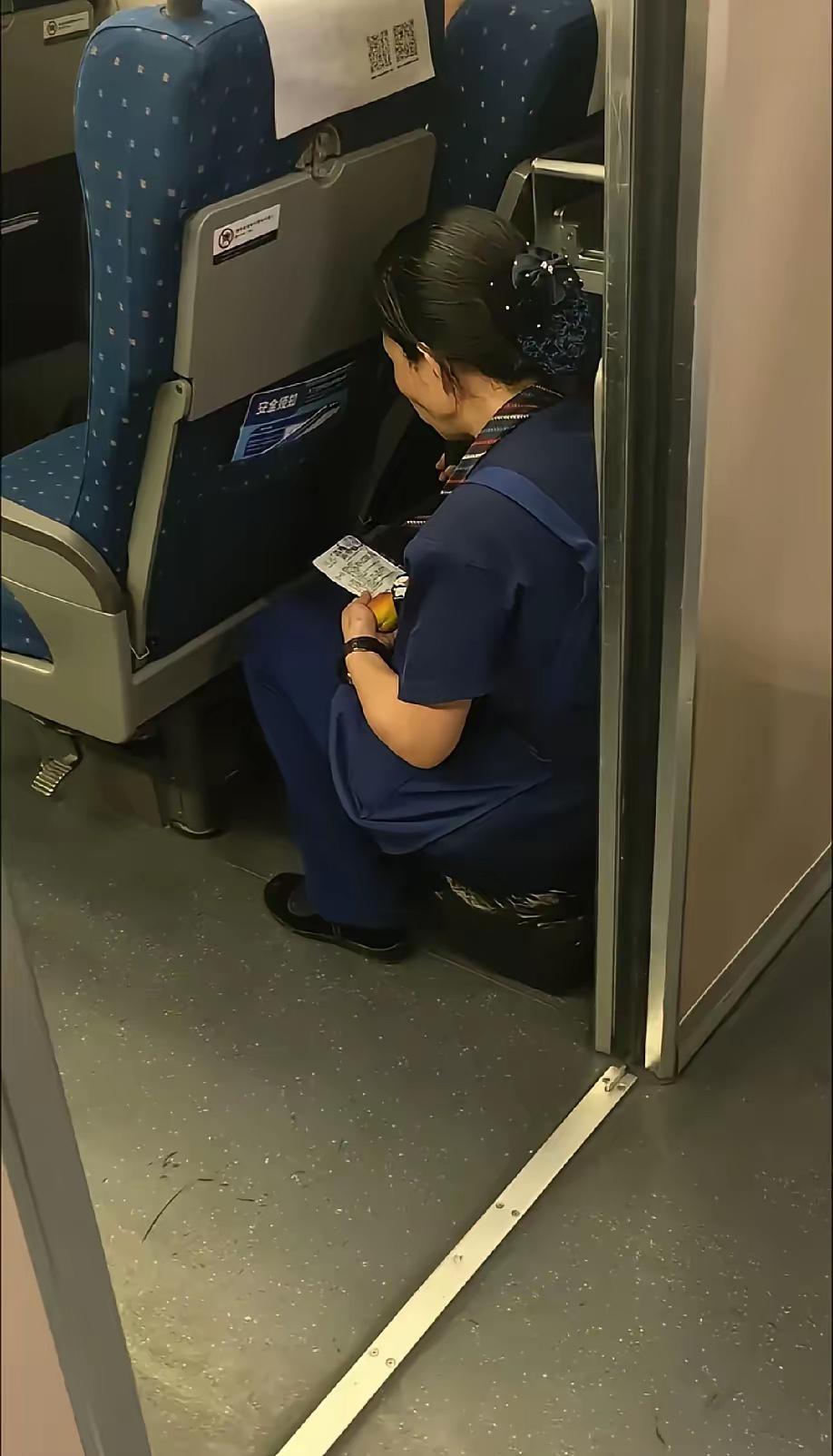 别再骂铁路没人情味了，高铁角落蹲着吃饭的保洁大姐，背后藏着很多人没看清的现实。