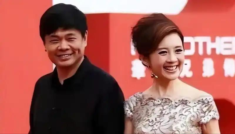 2004年，亿万富翁丁健对妻子说：“给你一个亿，离婚吧，我爱上别人了”，可妻子抱