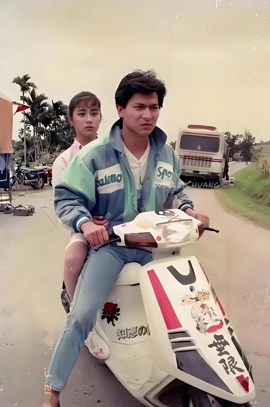 瞧瞧这时候的刘德华，脸上还带着几分青涩劲儿，五官也还没完全定型。不过最勾起我好奇