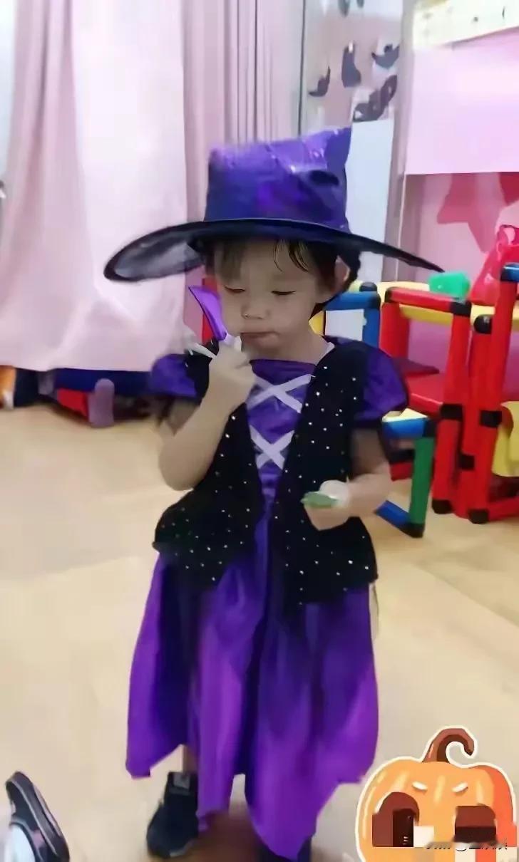 S妈黄春梅，晒小玥儿正面照啦！这次，S妈发的是外孙女小玥儿小时候的相片。