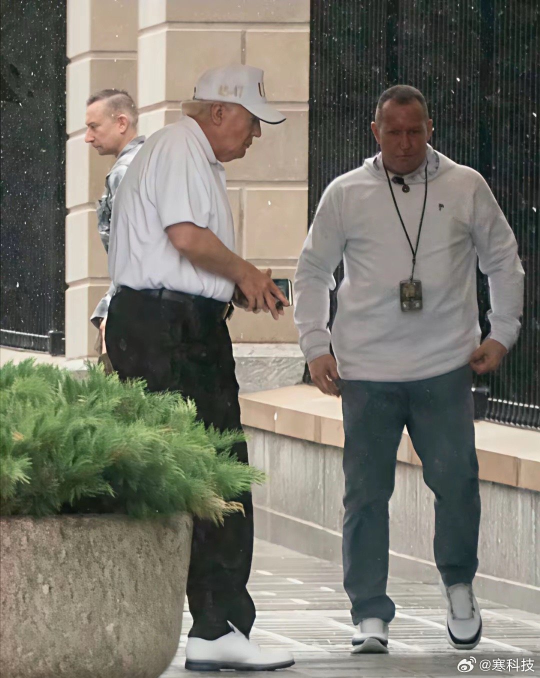 公开露面了，老头周末继续在弗吉尼亚私人俱乐部享受高尔夫。