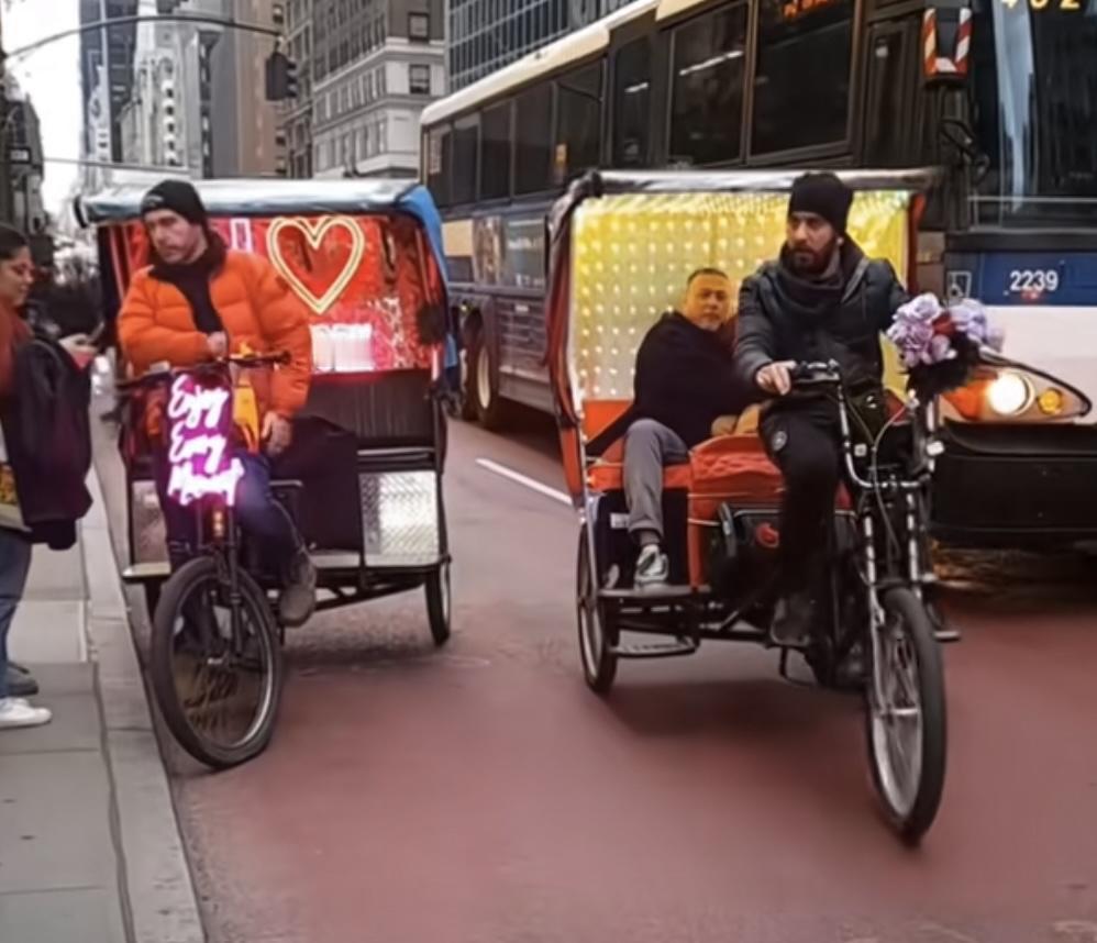 我没看错吧[捂脸哭]世界金融中心纽约，满大街的人力三轮车，1分钟9美刀，还挺赚钱。