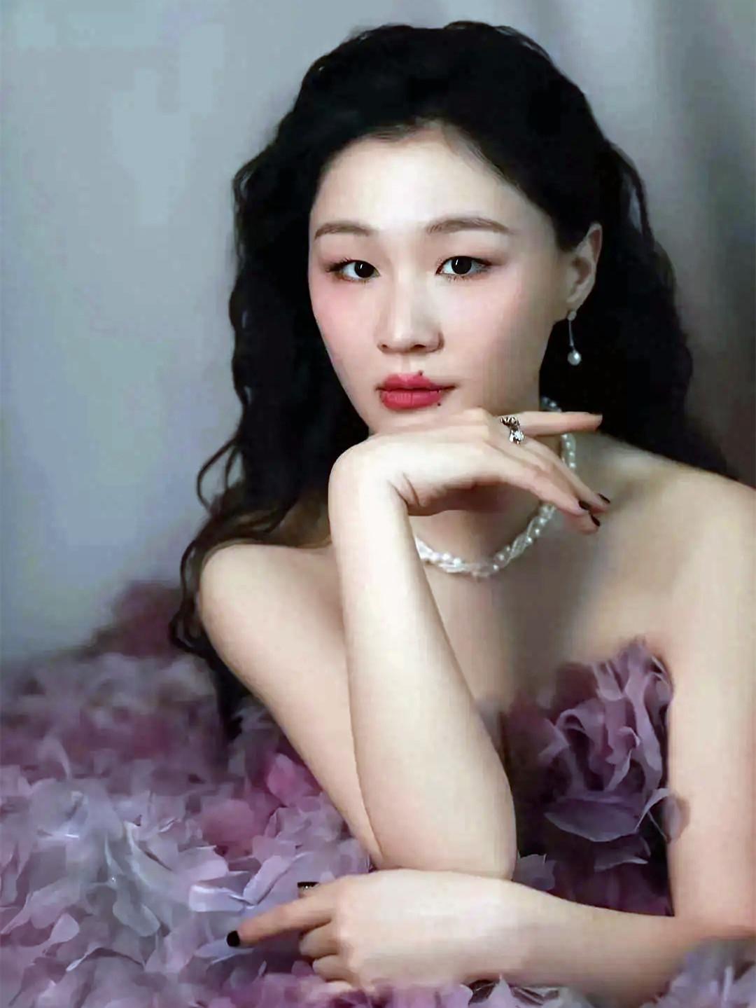 笑岔气了！金靖自爆：谈恋爱时，和舒奕橙在我家楼下聊到凌晨4点，临别时，我想要抱一