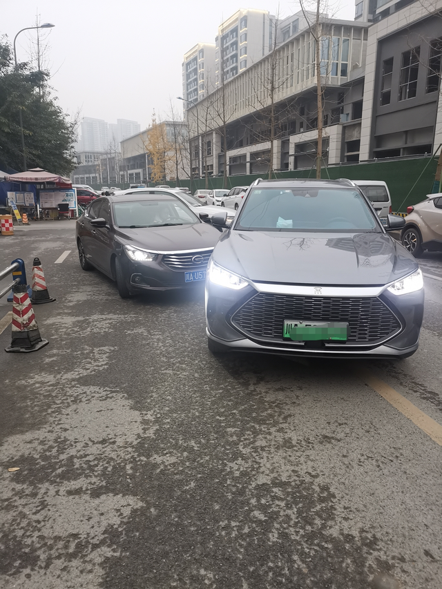 宋plusdmi被撞行驶途中被一个女司机右转给撞了，车门严重变形，特别是后车门