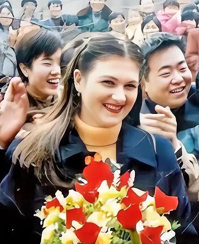 泪目！23岁乌克兰姑娘娜佳，远嫁给河南新乡的穷小伙赵鹏。结婚8年，她生下3个儿子