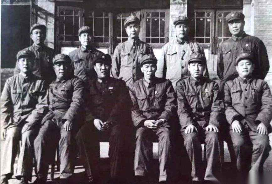就这么一张照片，10个人，背后是一场立国之战。C位那个，是梁兴初。当年在朝鲜，