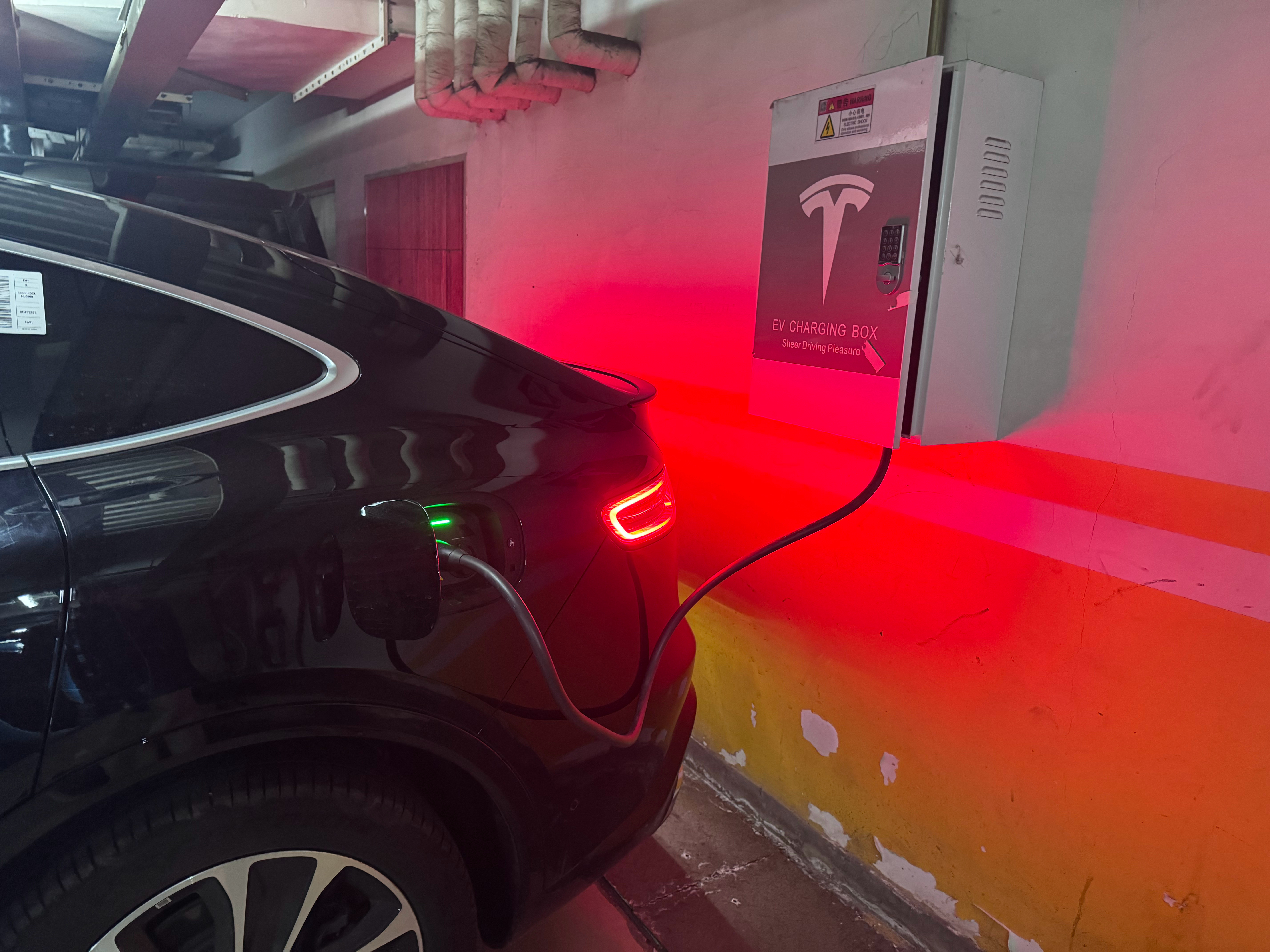 我觉得增程插混的真不适合我，上班来回100km，就算剩余100多公里都想充电，基