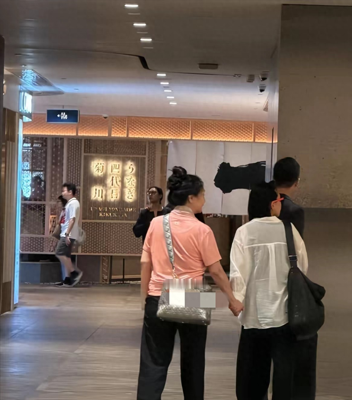 网友在商场偶遇小S夫妇陪S妈，没妆发大战、没镜头表演：许雅钧休闲衫白球鞋，小S松发轻妆，S妈走中间被
