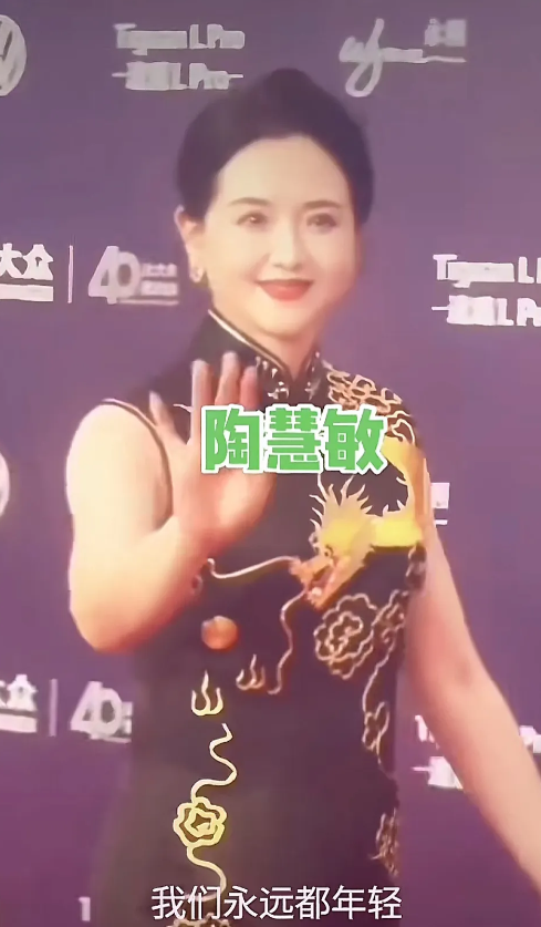 特别喜爱陶慧敏，她依旧那般美丽啊，温婉娴雅，身材曼妙，人长得美，穿上旗袍就更美了