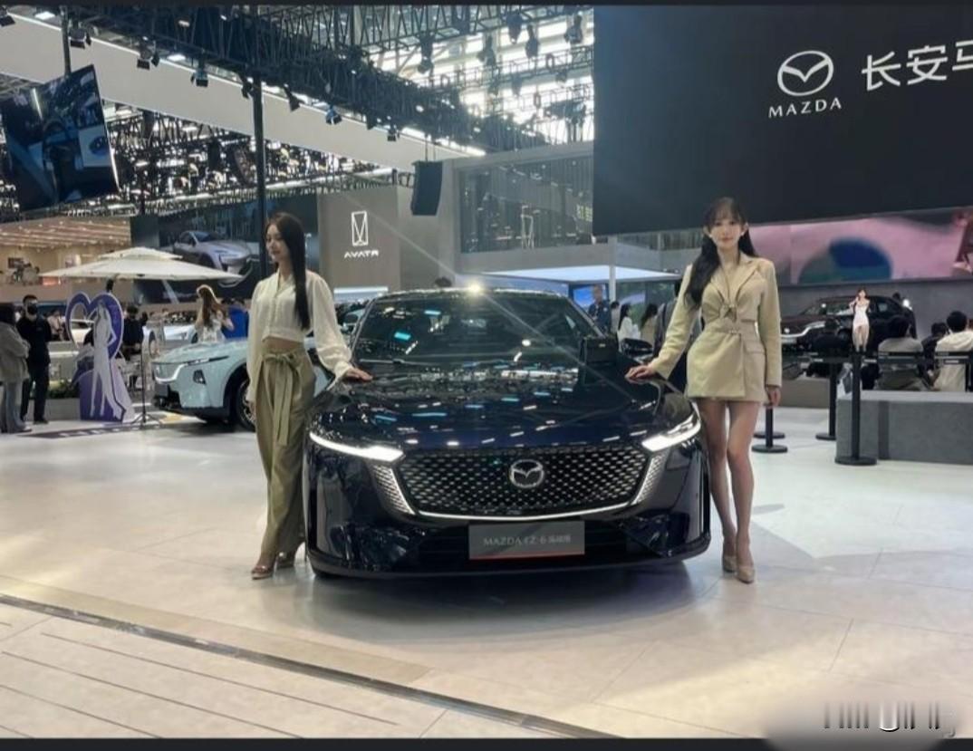 长安马自达推出的两款车，黑车前脸不错，银色的车造型也不错，再配上端庄得体的