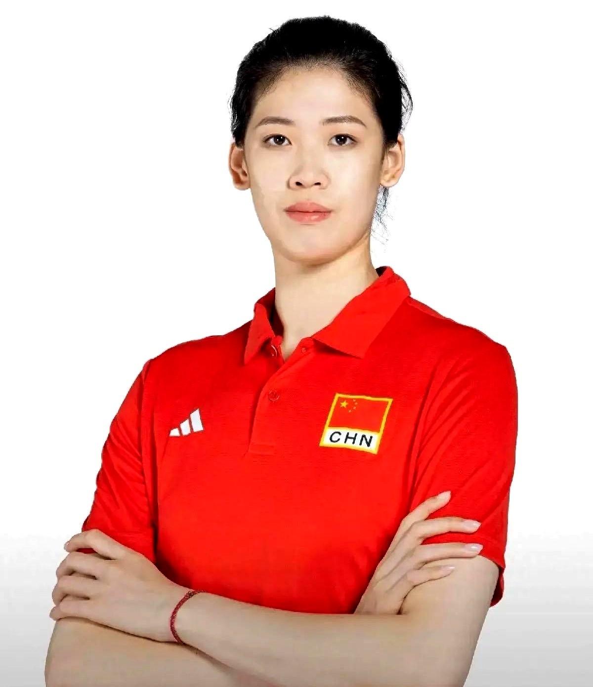 中国女排的“秘密武器”，为什么是她？郎平当年留下的后手，现在终于看懂了。一个左