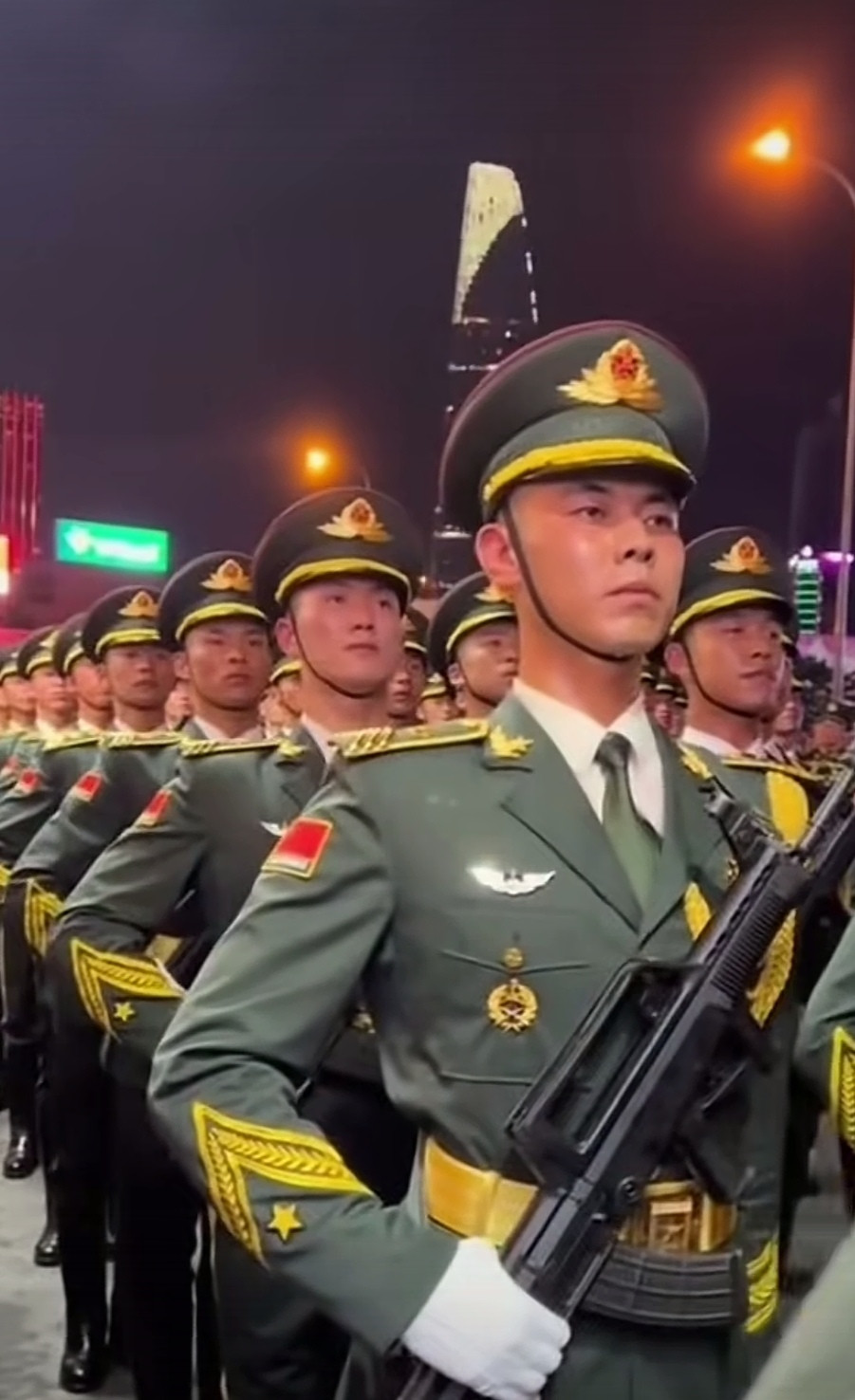 “不跪”是一种态度，更是中国人特有的倔强！美国人打压东芝的时候，日本人跪了，最终导致日本走上了失去的